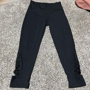 GAIAM Yoga Capris, with Cut -out Detail, Black Sz S